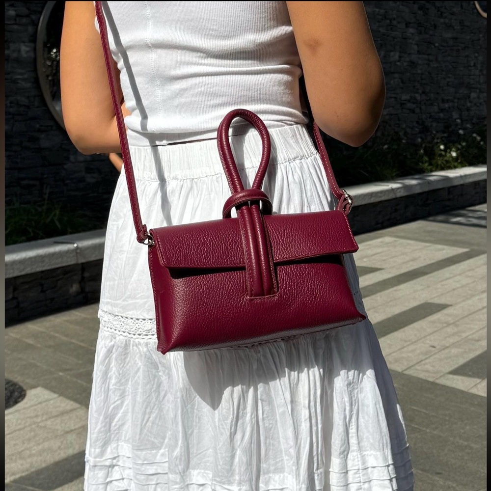 Like New Burgundy Italian Leather Handbag: Handmade Versatile Crossbody Clutch
